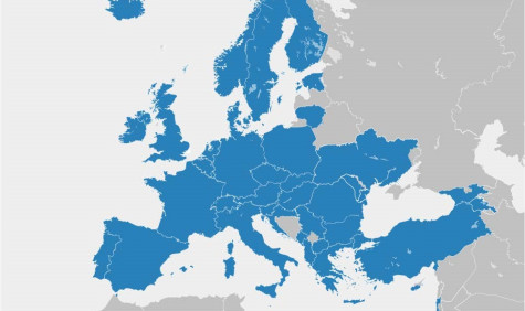 Kaart van Europa met alle deelnemende landen in blauw en de rest in grijs