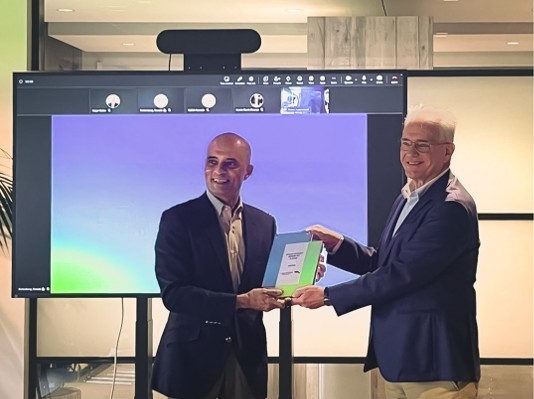 Officiële overhandiging: Vivek Mahajan, CTO/System Platform Head van Fujitsu & Hans Louwhoff, lid van de raad van bestuur van SURF