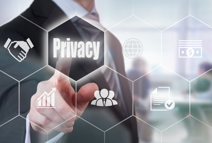 Hand die het woord 'privacy' aantikt in honinggraad op doorzichtige wand