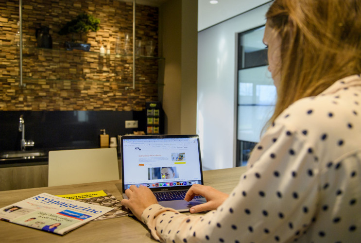 vrouw achter laptop