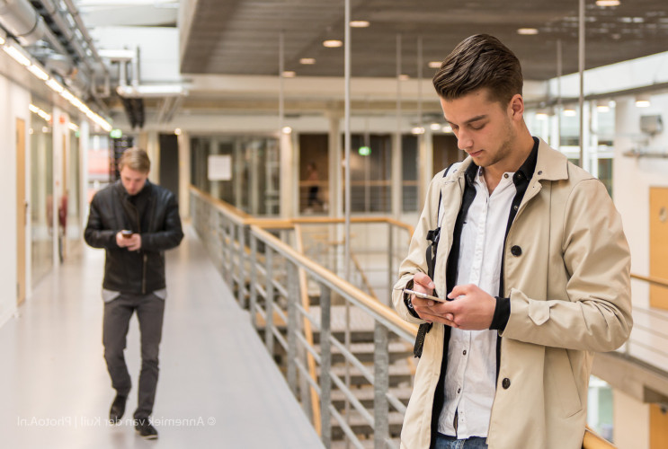 Jongen met mobiele telefoon