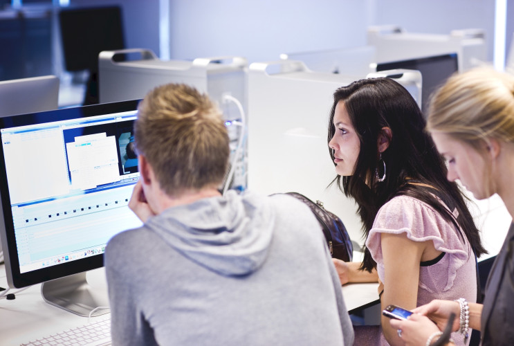 Studenten achter computer