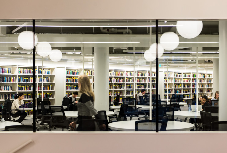Meisje loopt door bibliotheek