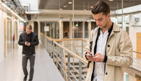 Jongen met mobiele telefoon