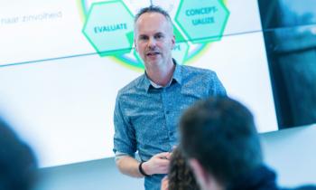 Man die presenteert aan studenten