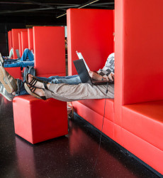 Studenten afgeschermd in rode bank