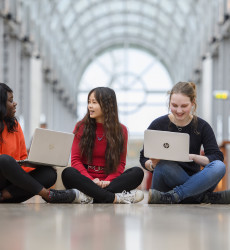 studenten in Zwolle zitten op de grond met laptop