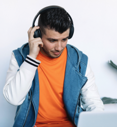 Jongeman met headphone