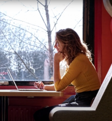 twee studenten studeren aan tafel