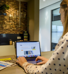 medewerker werkt achter laptop
