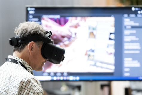 Persoon die virtual reality bril probeert