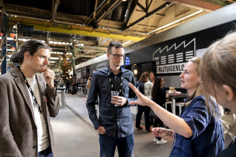 Mensen die praten tijdens SURF Research Day 2023