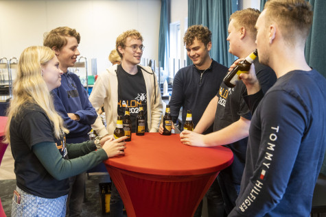 Mensen drinken een biertje na afloop