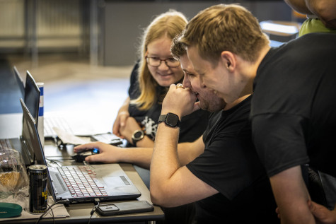 3 mensen achter laptop