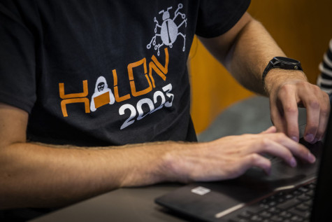 Man achter computer in HALON shirt