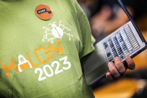 HALON 2023 Shirt met logo en computer