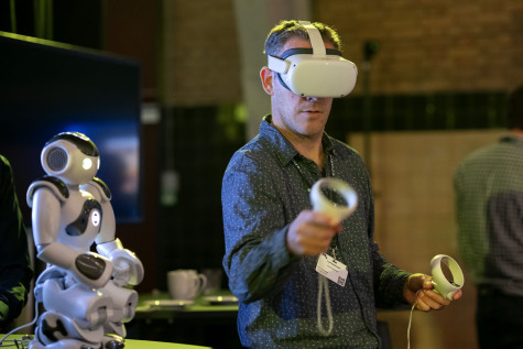Man met VR-bril en robot op SURF Onderwijsdagen