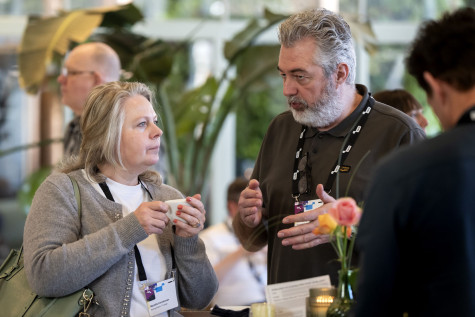 bezoekers van inkoop connect in gesprek tijdens pauze
