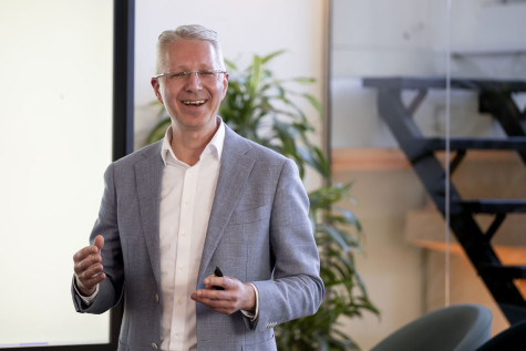 spreker in zaal tijdens parallelsessie van inkoop connect