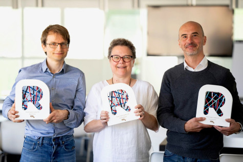 Raoul Schram, Renate Mattiszik en Ernest Boskovic poseren met de awards.