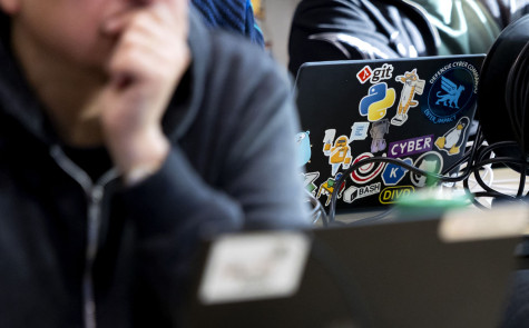 Closeup van laptop met stickers