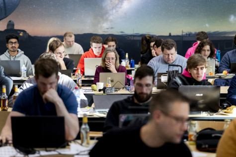 Alle hackers achter laptops in de zaal