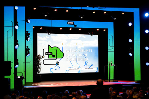 Leeg podium met achtergrond: welkom bij het netwerk en cloud event