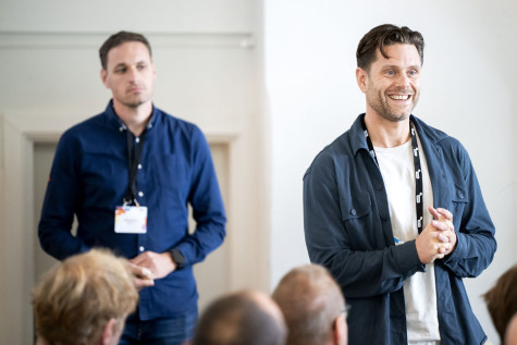 Bezoeker stelt een vraag tijdens sessie