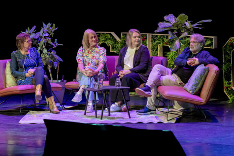 mensen in gesprek op het podium