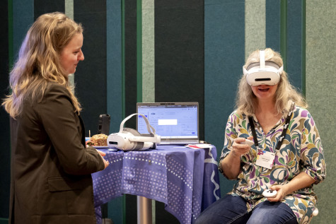 bezoeker maakt gebruik van XR op de SURF Onderwijsdagen