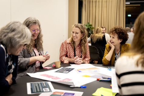 mensen tijdens een sessie in gesprek op de SURF Onderwijsdagen