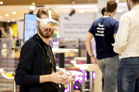 Man met XR bril op de SURF Onderwijsdagen