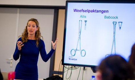 Marja Versantvoort geeft les