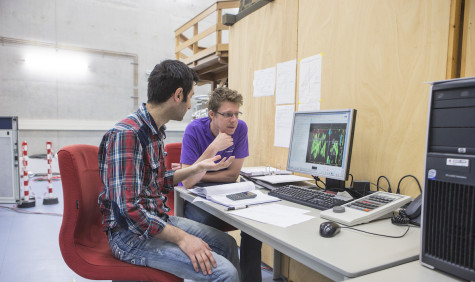 Twee onderzoekers achter een computer