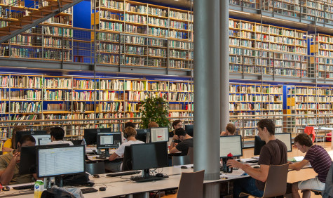 studenten in bibliotheek