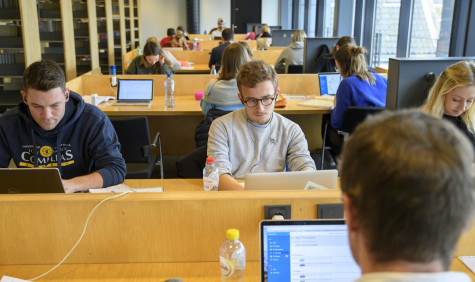 Studenten in open studiezaal bezig met hun werk