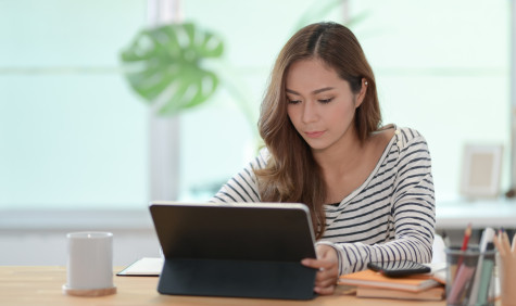 Vrouw met streepjes werkt aan laptop