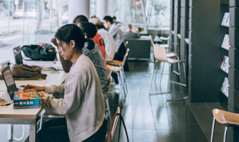 Hard werkende studenten in bibliotheek