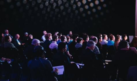 Mensen in een grote zaal op een conferentie