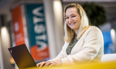 Samantha Rodolf Lejeune achter haar laptop op het VISTA college