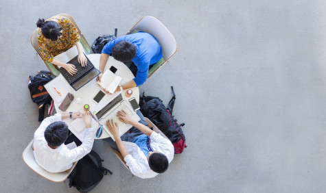 Studerende studenten aan een ronde tafel