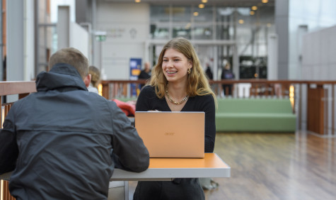 Studente met laptop bij een mbo-instelling