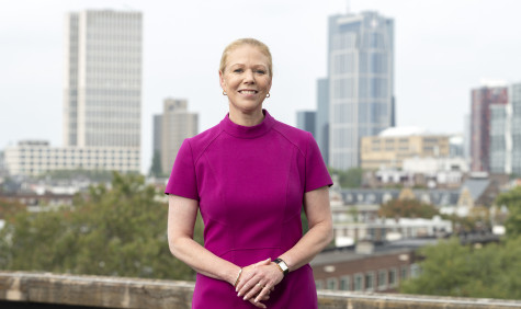 Sarah Wilton-Wels met op de achtergrond de skyline van Rotterdam