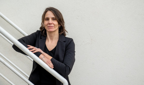 Ana Verbanescu op een trap