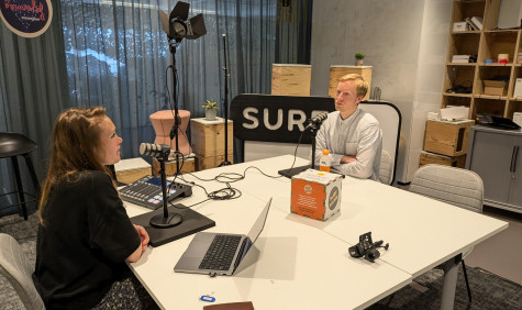 Opname van podcast met Thomas van Osch (r) en Sanne Koenen (l)