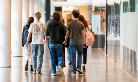 studenten lopen door de gang
