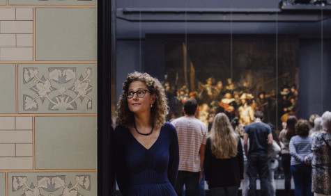 Katrien Keune staat in het Rijksmuseum voor de Nachtwacht. Fotograaf: Jordi Huisman
