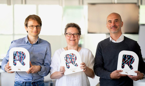 Raoul Schram, Renate Mattiszik en Ernest Boskovic poseren met de awards.