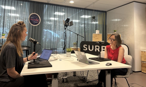 podcast recording in the SURFstudio with Sanne Koenen and Karin Wessel