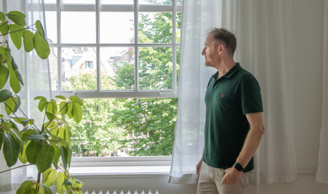 Kees Verhoeven staart uit het raam